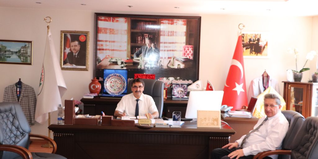 Odamız Yönetim Kurulu Başkanı Nuri Arslan Karacasu Belediye Başkanı Zeki İnal’ı Makamında Ziyaret Etti.