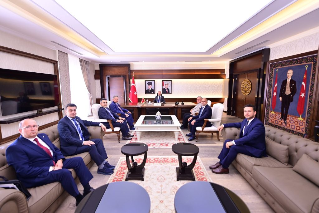NAZİLLİ TİCARET ODASI AYDIN VALİSİ DR.OSMAN VAROL’U MAKAMINDA ZİYARET ETTİTİCARET ODASI YÖNETİM KURULU BAŞKANI NURİ ARSLAN, BAŞKAN YARDIMCILARI HASAN HÜSEYİN EREN, GÖKHAN YILDIZ İLE YÖNETİM KURULU ÜYELERİ SERKAN ÇELEN, ALİ AYDIN VE SERKAN SAYGILI OSMAN VAROL’U MAKAMINDA ZİYARET ETTİLER