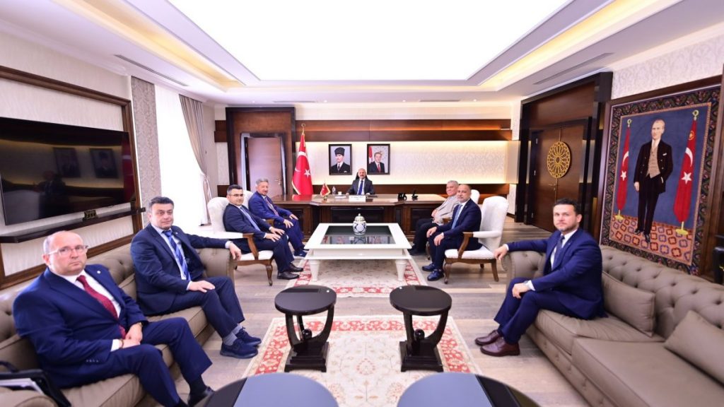 The Nazilli Chamber of Commerce visited Aydın Governor Dr. Osman Varol at his office. Chamber of Commerce Chairman of the Board Nuri Arslan, Vice Chairmen Hasan Hüseyin Eren and Gökhan Yıldız, and Board Members Serkan Çelen, Ali Aydın, and Serkan Saygılı visited Osman Varol at his office.