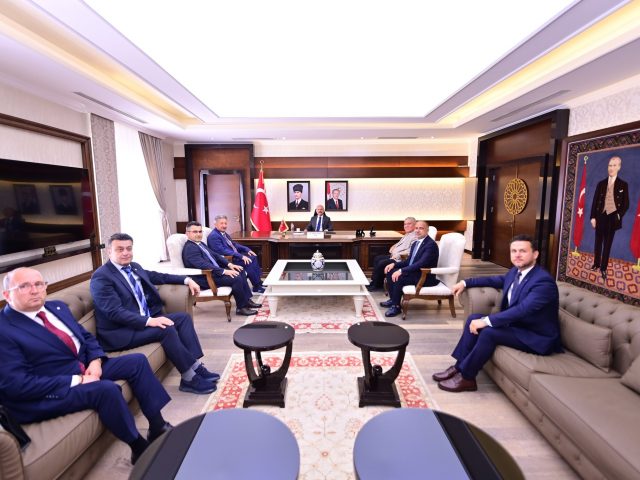 NAZİLLİ TİCARET ODASI AYDIN VALİSİ DR.OSMAN VAROL’U MAKAMINDA ZİYARET ETTİTİCARET ODASI YÖNETİM KURULU BAŞKANI NURİ ARSLAN, BAŞKAN YARDIMCILARI HASAN HÜSEYİN EREN, GÖKHAN YILDIZ İLE YÖNETİM KURULU ÜYELERİ SERKAN ÇELEN, ALİ AYDIN VE SERKAN SAYGILI OSMAN VAROL’U MAKAMINDA ZİYARET ETTİLER